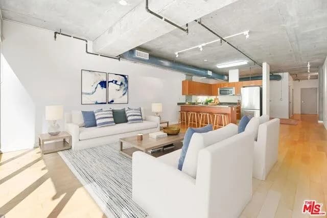 $499,999 LA 다운타운 페리오 있는 콘도!!대박!! 2006년생 넓은
						걸어서 컨벤션, 노키아, 스테이플 센터, 유명식당, Metro, 백화점, 마켓, 앞으로 더 발전 최고 지역!!
						콘도  Los Angeles CA's preview 2