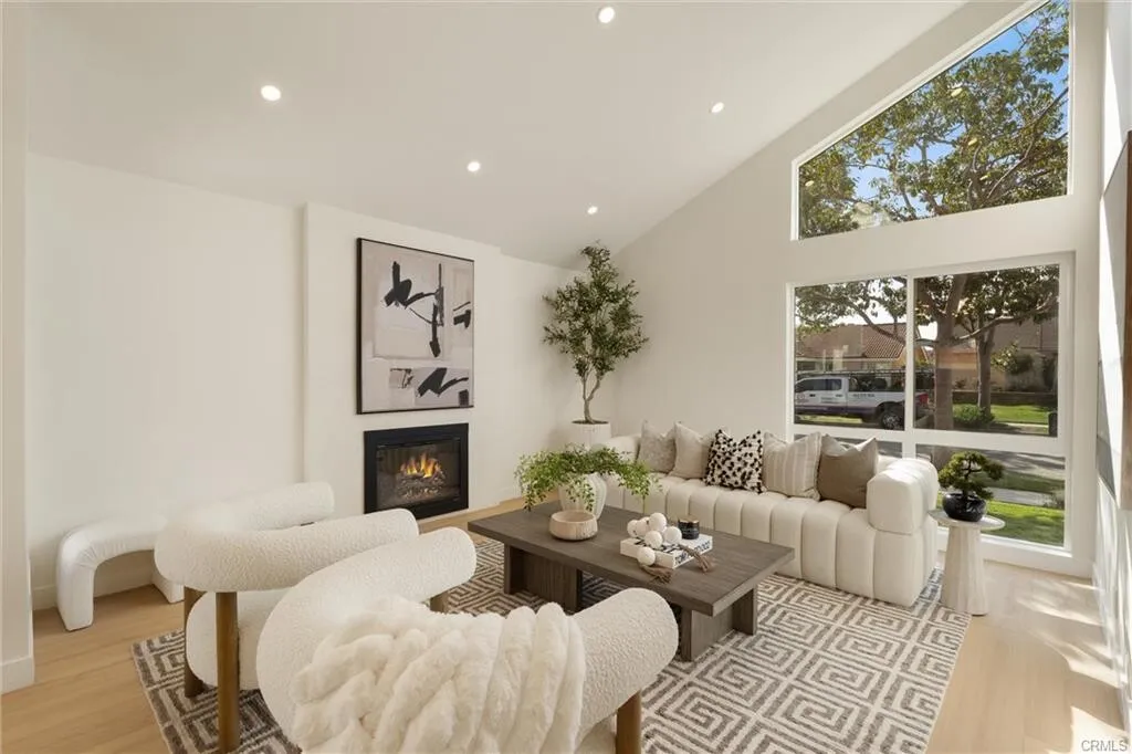 쎄리토스 최고지역!! 리모델링 4베드 단층!! 단독주택!!
						매우밝고, 높은천장, 새 지붕, 새 Quartz 카운터탑 부엌, 새 마루, 새 페인트, 새 recessed lighting, 벽난로, 많은 수납공강, 새 water heater, 넓은 뒷마당.
						주택  Cerritos CA's preview 2