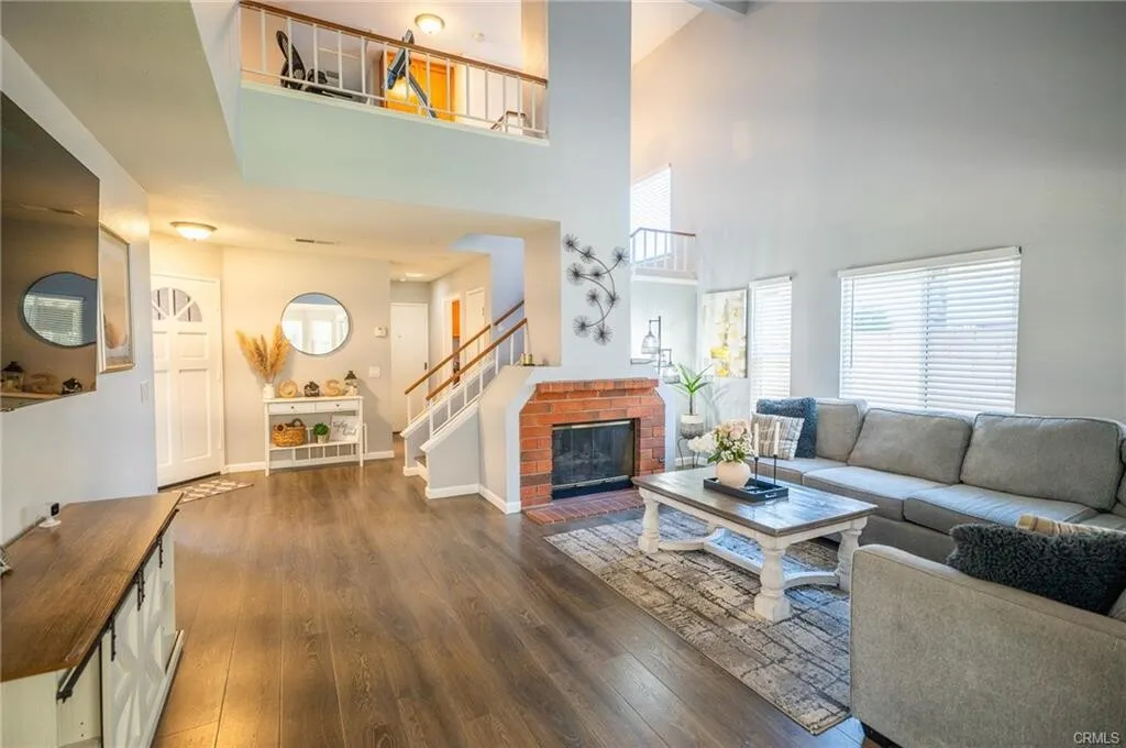 $799,888 치노힐!! 최고학군!! 최고동네!! 3베드 단독주택!!
						매우 밝고, 높은천장, 리모델링Quartz 카운터탑 부엌, recessed lighting, 2중 창문, 벽난로, 관리 편리한 넓은뒷마당.
						주택  Chino Hills CA's preview 1