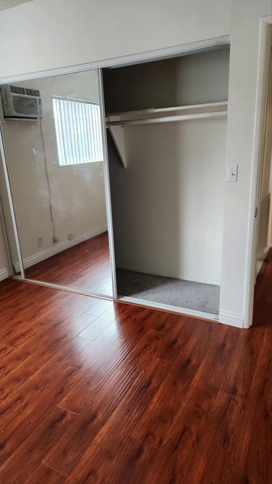 2 bed apt 에서 방 하나 렌트 (1 bed rent ), 여성분 입주 구합니다.
					룸메이트
					Los Angeles's preview 1