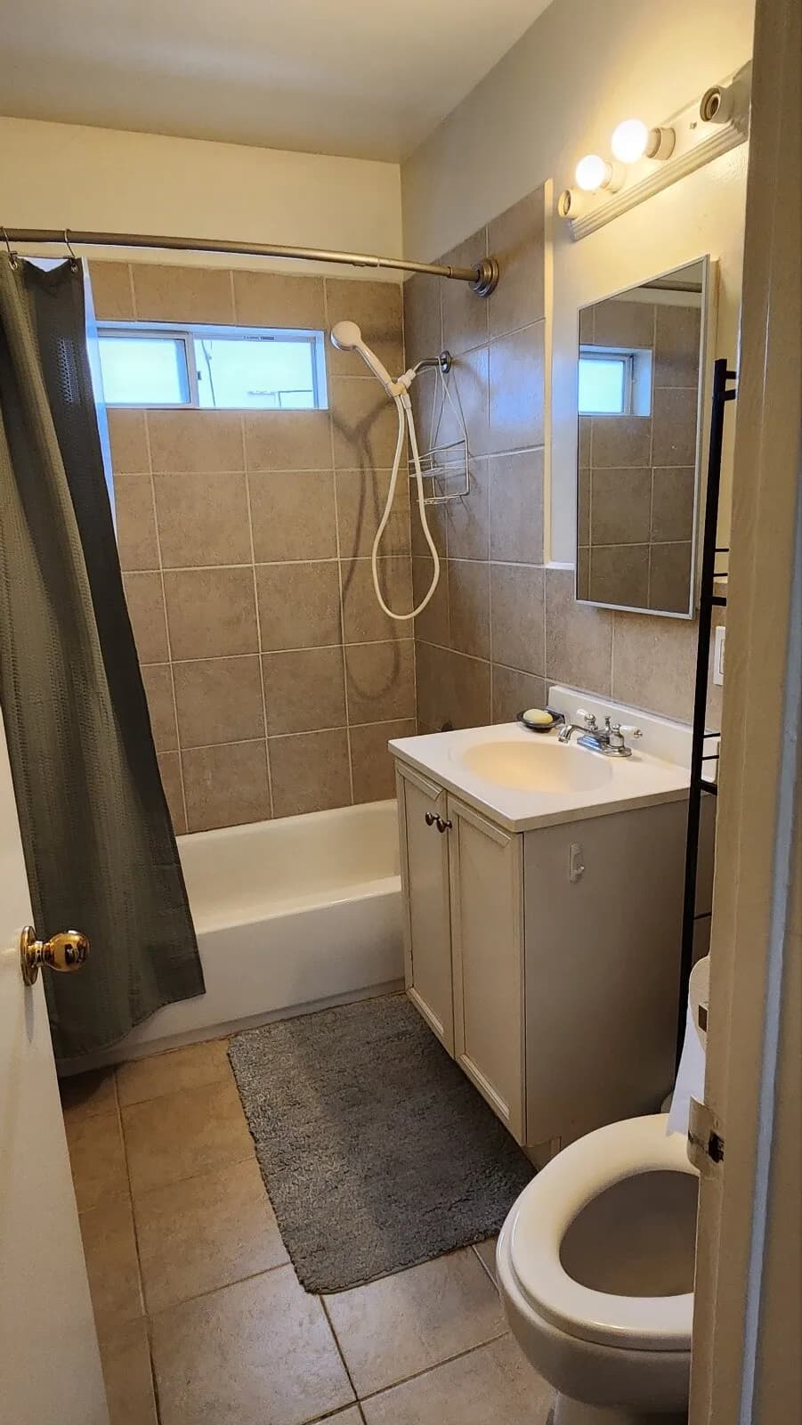 2 bed apt 에서 방 하나 렌트 (1 bed rent ), 여성분 입주 구합니다.
					룸메이트
					Los Angeles's preview 3