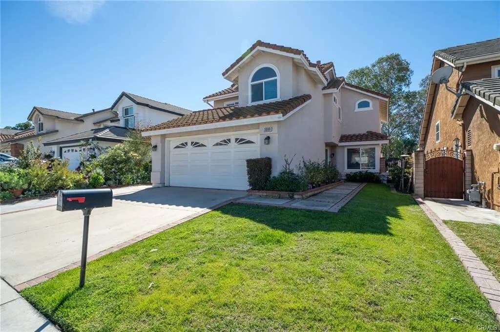 $799,888 치노힐!! 최고학군!! 최고동네!! 3베드 단독주택!!
						매우 밝고, 높은천장, 리모델링Quartz 카운터탑 부엌, recessed lighting, 2중 창문, 벽난로, 관리 편리한 넓은뒷마당.
						주택  Chino Hills CA's preview 0