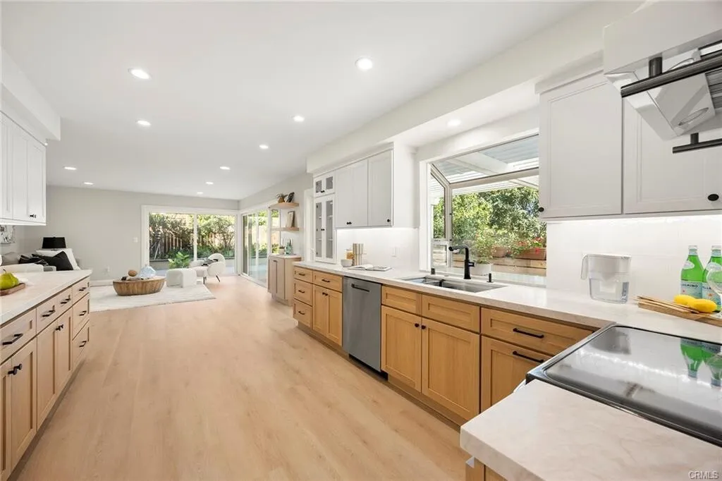 [플러튼] 한인들이 선호하는 써니힐지역 Beautiful 리모델링 넓은 하우스
						3377 SQFT, 3 car 그라지, 1층에 방, 최고학군 지역
						주택  Fullerton CA's preview 2