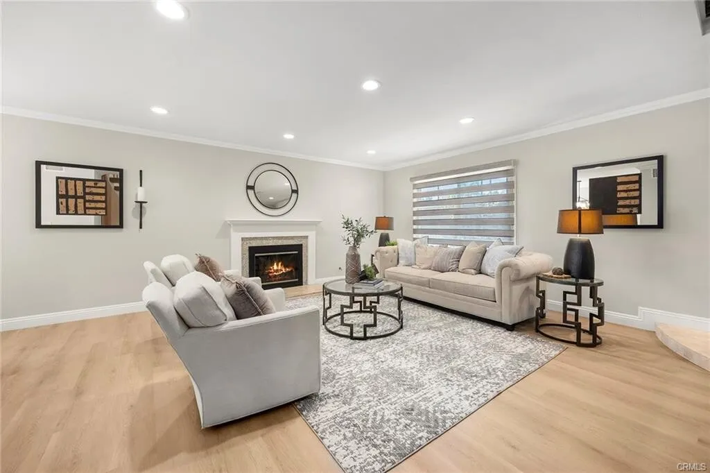 [플러튼] 한인들이 선호하는 써니힐지역 Beautiful 리모델링 넓은 하우스
						3377 SQFT, 3 car 그라지, 1층에 방, 최고학군 지역
						주택  Fullerton CA's preview 3