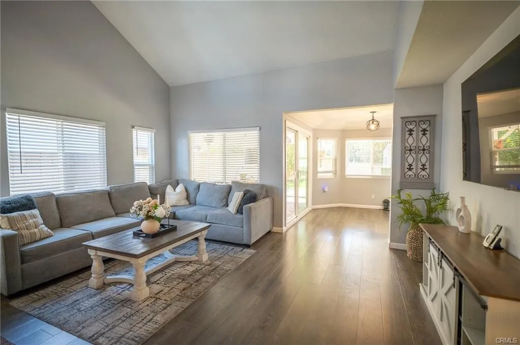 $799,888 치노힐!! 최고학군!! 최고동네!! 3베드 단독주택!!
						매우 밝고, 높은천장, 리모델링Quartz 카운터탑 부엌, recessed lighting, 2중 창문, 벽난로, 관리 편리한 넓은뒷마당.
						주택  Chino Hills CA's preview 2