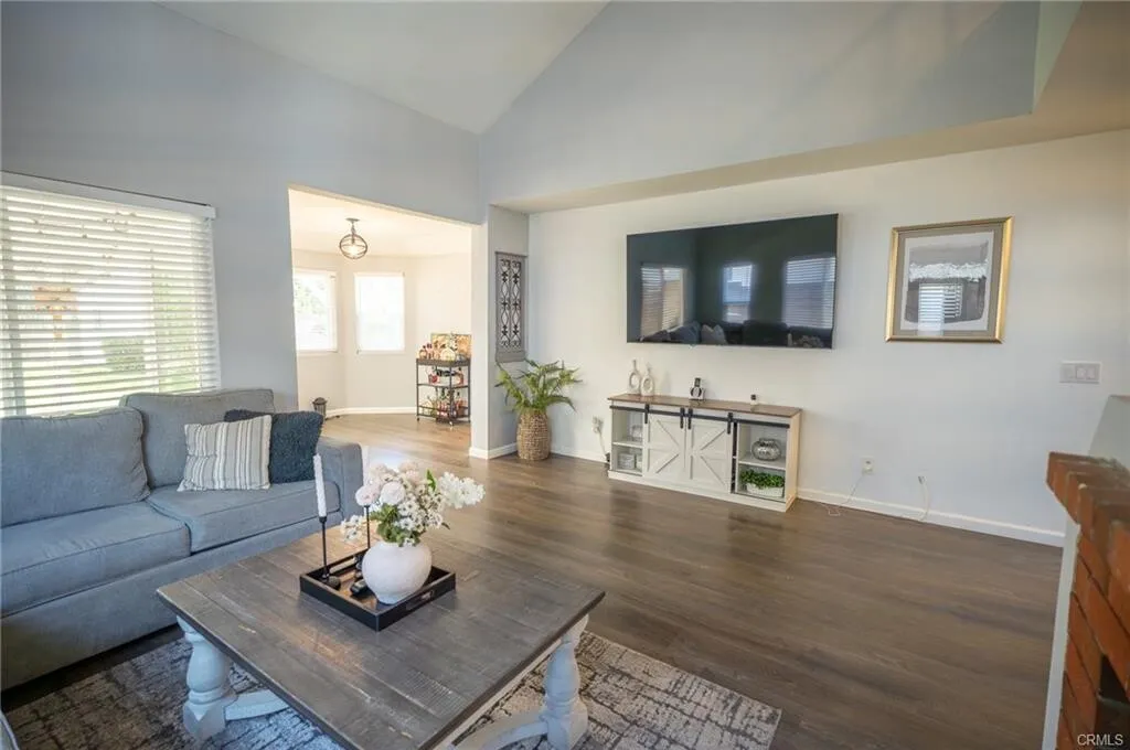 $799,888 치노힐!! 최고학군!! 최고동네!! 3베드 단독주택!!
						매우 밝고, 높은천장, 리모델링Quartz 카운터탑 부엌, recessed lighting, 2중 창문, 벽난로, 관리 편리한 넓은뒷마당.
						주택  Chino Hills CA's preview 3