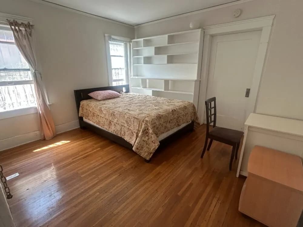 한인타운 차 없이 출퇴큰가능, 마켓 걸어서 여성 룸메이트
					룸메이트
					Los Angeles