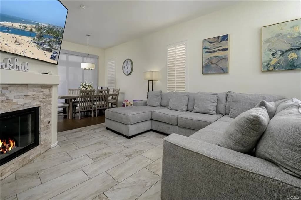 $679,000 코로나 3베드 1,414 SqFt 1997년생 단독주택!!
						매우밝고, 높은천장, 리모델링 Quartz 카운터탑 부엌, 새 페인트, 마루바닥, recessed lighting, 2중창문, 벽난로, 뒷마당 Patio cover.
						주택  Corona CA's preview 2