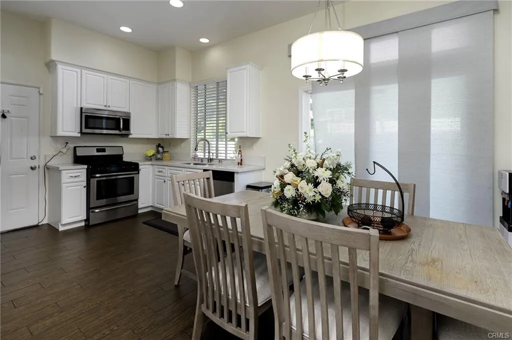 $679,000 코로나 3베드 1,414 SqFt 1997년생 단독주택!!
						매우밝고, 높은천장, 리모델링 Quartz 카운터탑 부엌, 새 페인트, 마루바닥, recessed lighting, 2중창문, 벽난로, 뒷마당 Patio cover.
						주택  Corona CA's preview 3