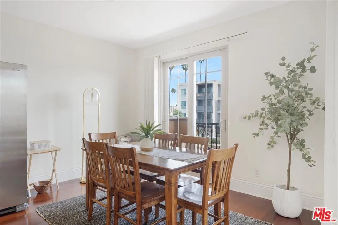 강력추천 1096: 엘에이 잘 관리된 3베드 콘도 
						1,410 sf / 3베드 2베쓰 / 2009년생 / HOA $480
						콘도  Los Angeles CA's preview 2