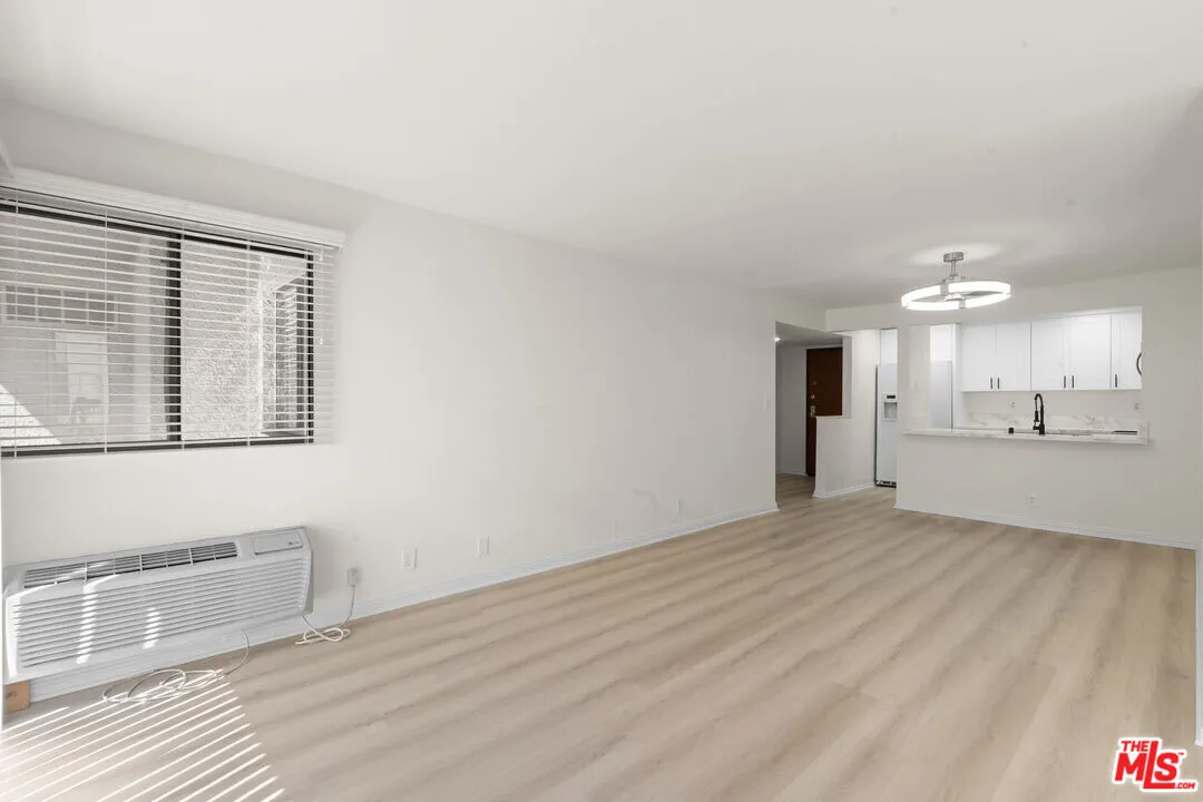 [한인타운] 방1+화1 649sf 새집처럼 리모델링 콘도
						야외 발코니, 주차 2대, 첫집 장만 추천
						콘도  Los Angeles CA's preview 3