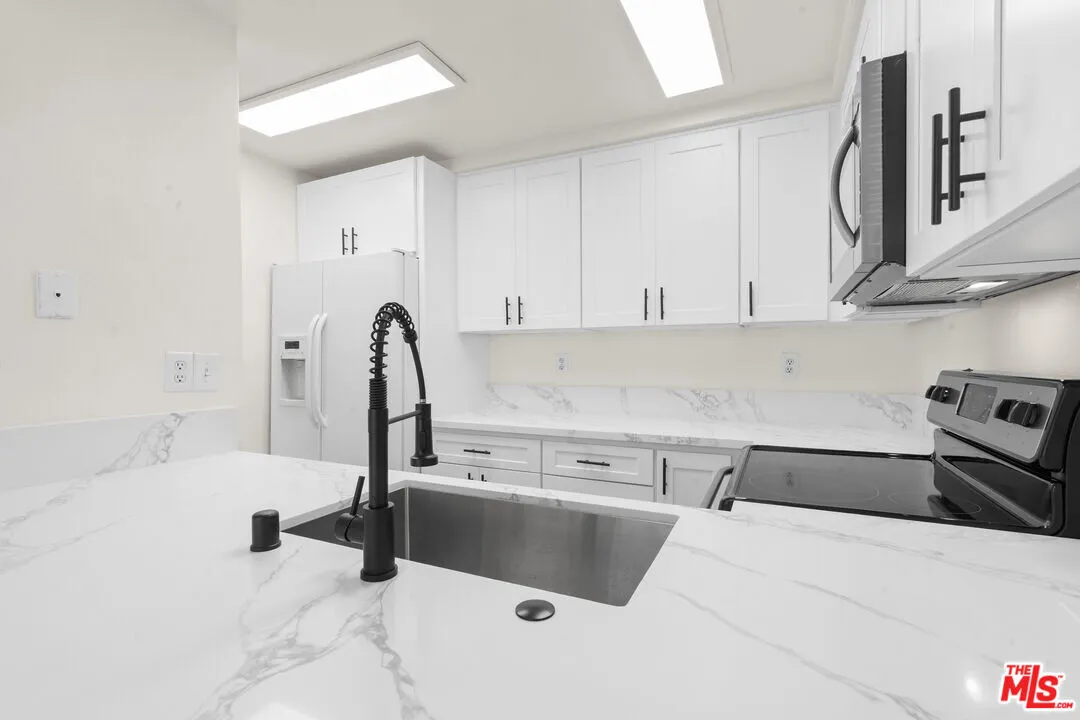 [한인타운] 방1+화1 649sf 새집처럼 리모델링 콘도
						야외 발코니, 주차 2대, 첫집 장만 추천
						콘도  Los Angeles CA's preview 1