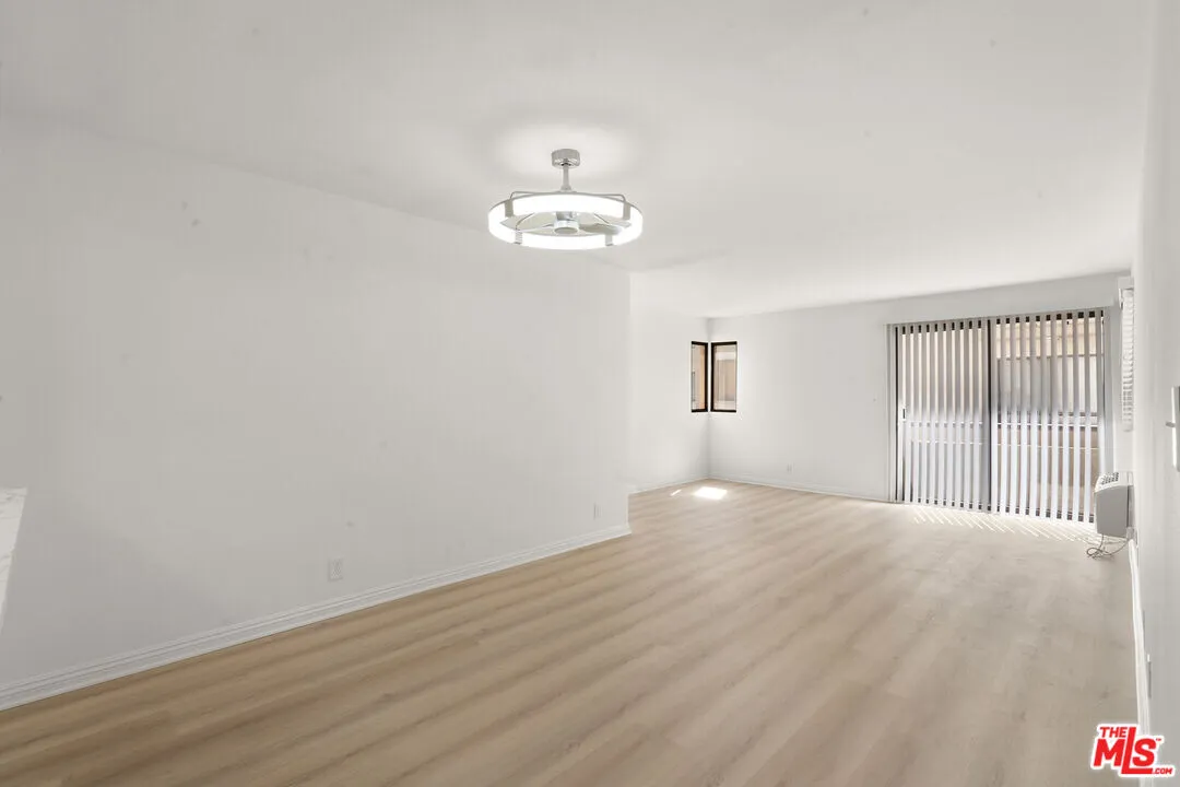 [한인타운] 방1+화1 649sf 새집처럼 리모델링 콘도
						야외 발코니, 주차 2대, 첫집 장만 추천
						콘도  Los Angeles CA's preview 2