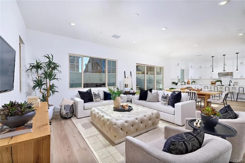 2025년생!! Whittier!! 3,704 SqFt 4베드 단독주택 ADU!!
						매우 밝고, 높은천장, quartz 카운터탑 부엌, 2중창문, 벽난로, recessed lighting, 마루바닥, 뒷마당.
						주택  Whittier CA's preview 1