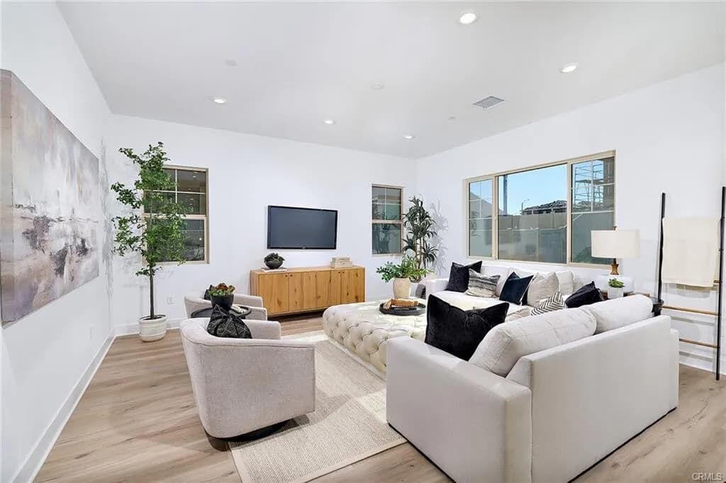 2025년생!! Whittier!! 3,704 SqFt 4베드 단독주택 ADU!!
						매우 밝고, 높은천장, quartz 카운터탑 부엌, 2중창문, 벽난로, recessed lighting, 마루바닥, 뒷마당.
						주택  Whittier CA's preview 2