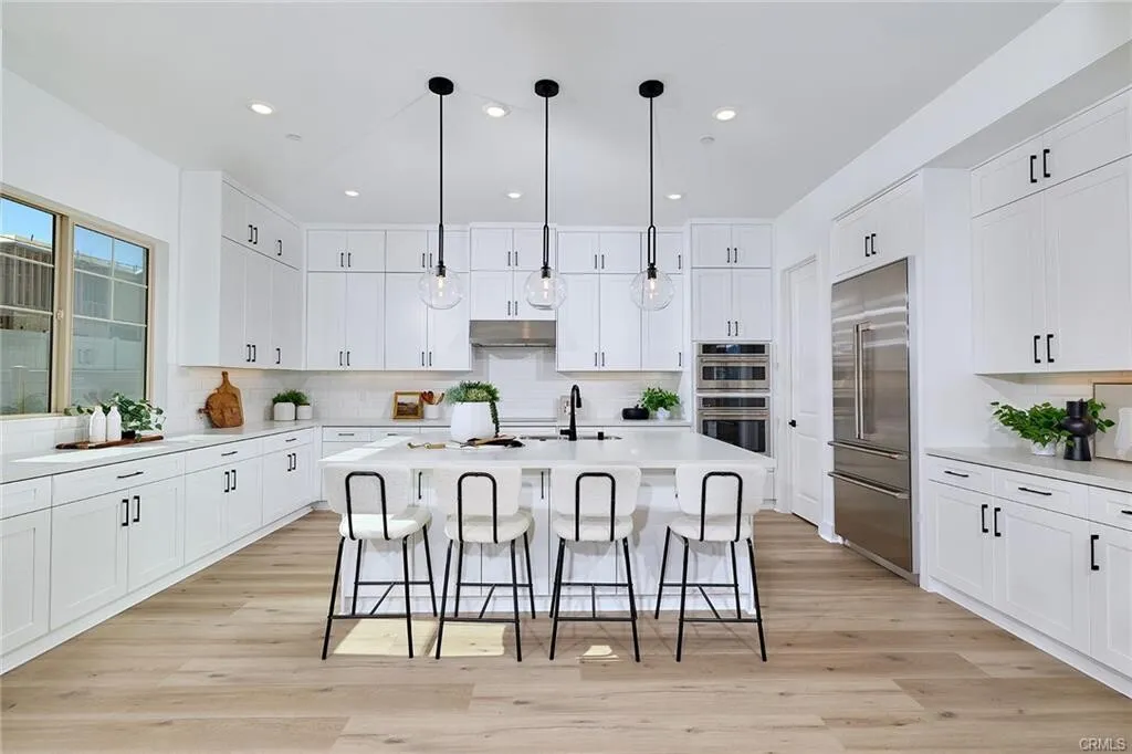 2025년생!! Whittier!! 3,704 SqFt 4베드 단독주택 ADU!!
						매우 밝고, 높은천장, quartz 카운터탑 부엌, 2중창문, 벽난로, recessed lighting, 마루바닥, 뒷마당.
						주택  Whittier CA's preview 3