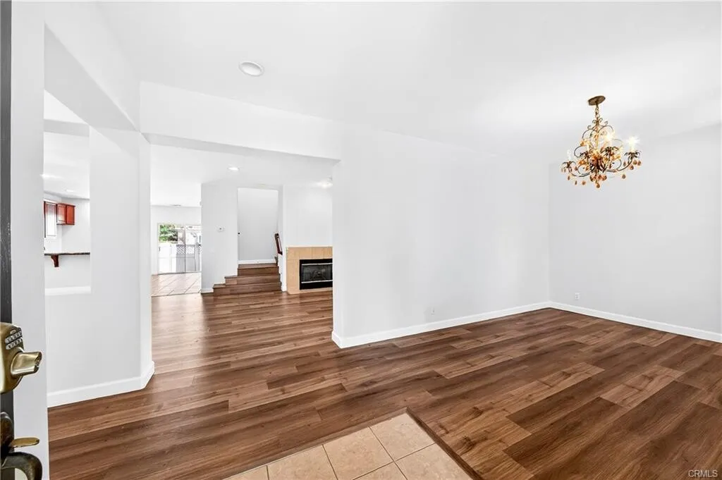 $1,550,000 플러튼 최고지역!! 최고학군!! 넓은 2,588 sqft 단독주택
						매우밝고, 높은천장, 화강암 카운터탑 부엌, 새 페인트, 2중 창문, 벽난로, recessed lighting, 마루바닥, 관리편리한 뒷마당.
						주택  Fullerton CA's preview 2