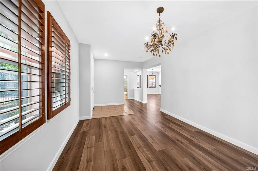 $1,550,000 플러튼 최고지역!! 최고학군!! 넓은 2,588 sqft 단독주택
						매우밝고, 높은천장, 화강암 카운터탑 부엌, 새 페인트, 2중 창문, 벽난로, recessed lighting, 마루바닥, 관리편리한 뒷마당.
						주택  Fullerton CA's preview 3