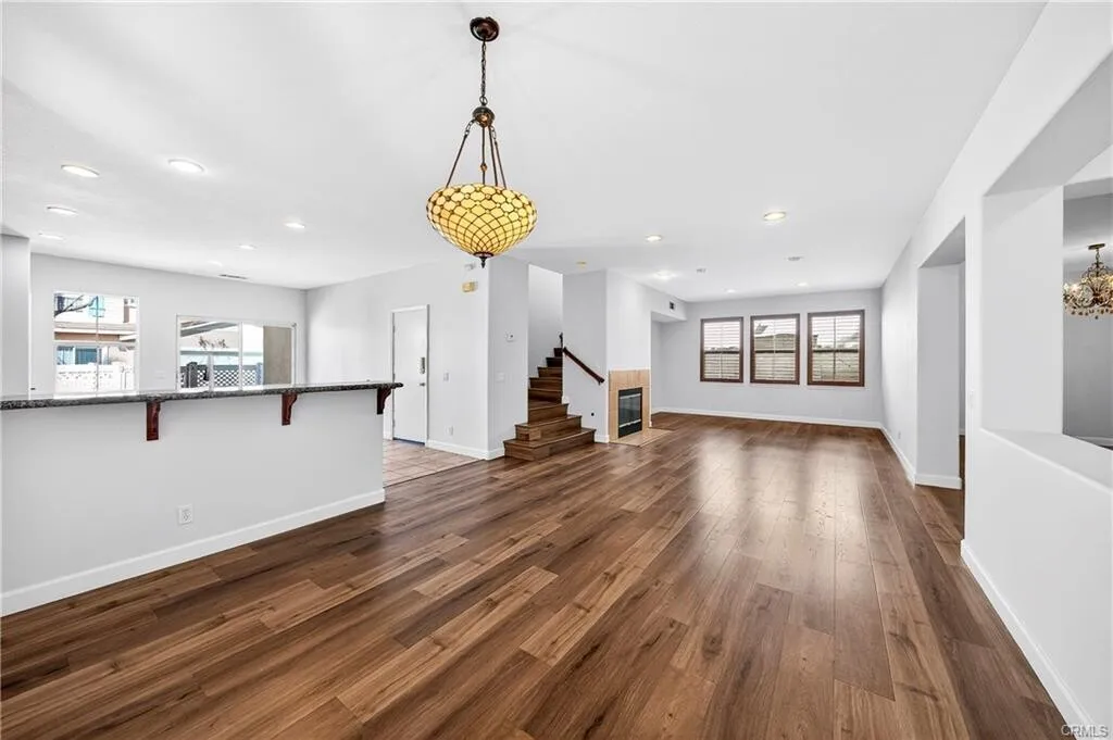 $1,550,000 플러튼 최고지역!! 최고학군!! 넓은 2,588 sqft 단독주택
						매우밝고, 높은천장, 화강암 카운터탑 부엌, 새 페인트, 2중 창문, 벽난로, recessed lighting, 마루바닥, 관리편리한 뒷마당.
						주택  Fullerton CA's preview 1