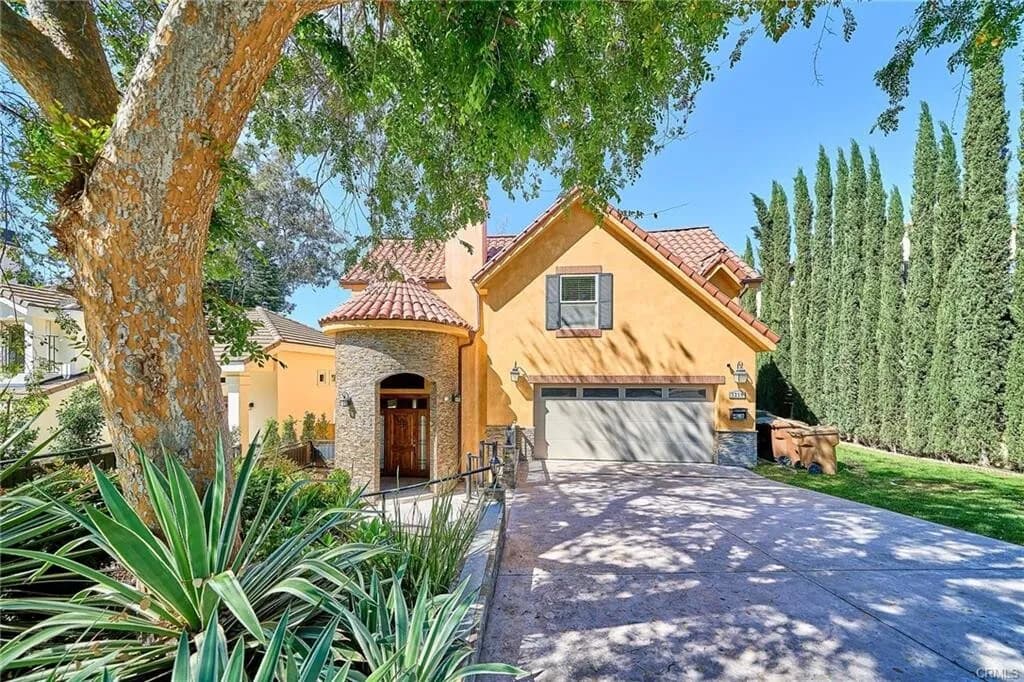 2016년생!! 3,250 SqFt 플러튼 최고지역!! 4베드 단독주택!!
						매우밝고, 높은천장, 고급 화강암 카운터탑 부엌, 대리석 바닥, built-in bar, 마루바닥, 벽난로, 2중창문, recessed lighting, 절전형 Water Heater, covered patio, 넓은뒷마당.
						주택  Fullerton CA