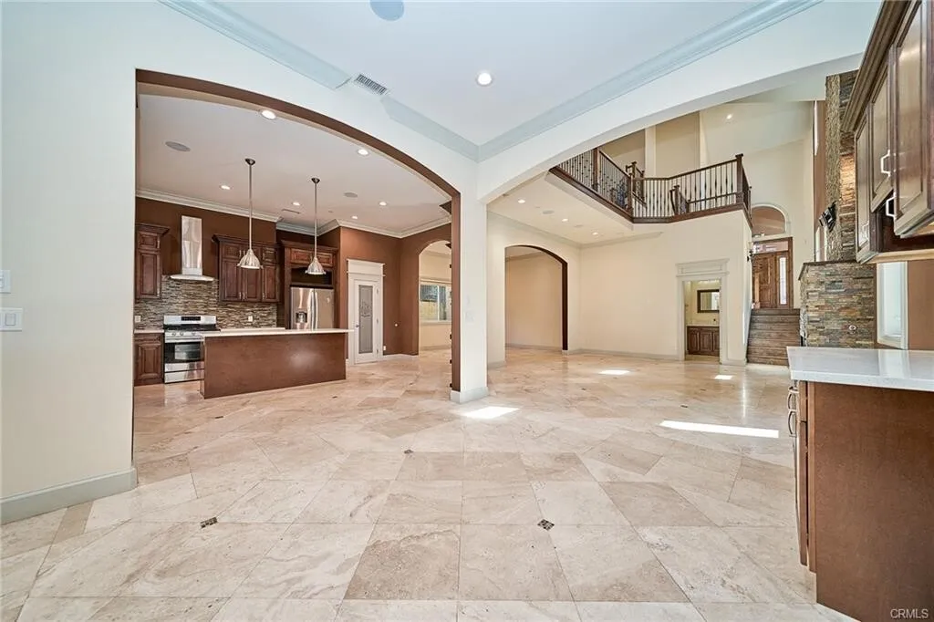 2016년생!! 3,250 SqFt 플러튼 최고지역!! 4베드 단독주택!!
						매우밝고, 높은천장, 고급 화강암 카운터탑 부엌, 대리석 바닥, built-in bar, 마루바닥, 벽난로, 2중창문, recessed lighting, 절전형 Water Heater, covered patio, 넓은뒷마당.
						주택  Fullerton CA's preview 3