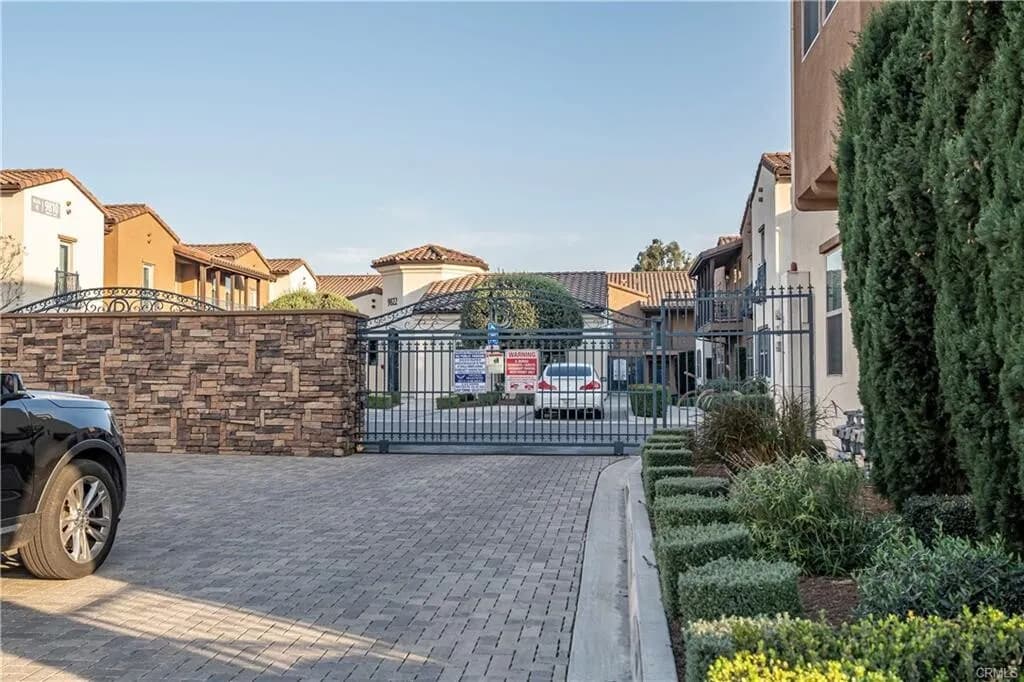 2017년생 Santa Fe Springs 게이트 단지내 고급 3베드 타운홈
						매우밝고, 높은천장, Quartz 카운터탑 부엌, 마루바닥, 2중창문, 절전형 water heater, recessed lighting, 커스텀 블라인드, 연수기, 발코니
						타운하우스  Santa Fe Springs CA