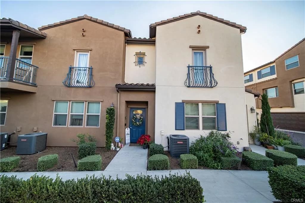 2017년생 Santa Fe Springs 게이트 단지내 고급 3베드 타운홈
						매우밝고, 높은천장, Quartz 카운터탑 부엌, 마루바닥, 2중창문, 절전형 water heater, recessed lighting, 커스텀 블라인드, 연수기, 발코니
						타운하우스  Santa Fe Springs CA's preview 1