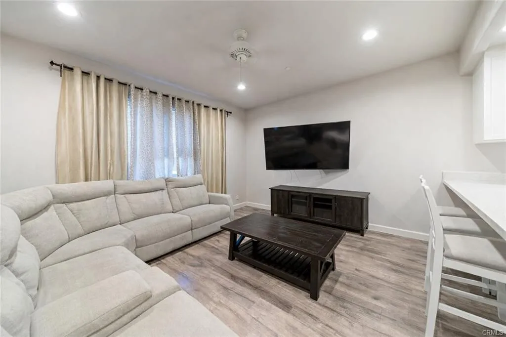 2017년생 Santa Fe Springs 게이트 단지내 고급 3베드 타운홈
						매우밝고, 높은천장, Quartz 카운터탑 부엌, 마루바닥, 2중창문, 절전형 water heater, recessed lighting, 커스텀 블라인드, 연수기, 발코니
						타운하우스  Santa Fe Springs CA's preview 2