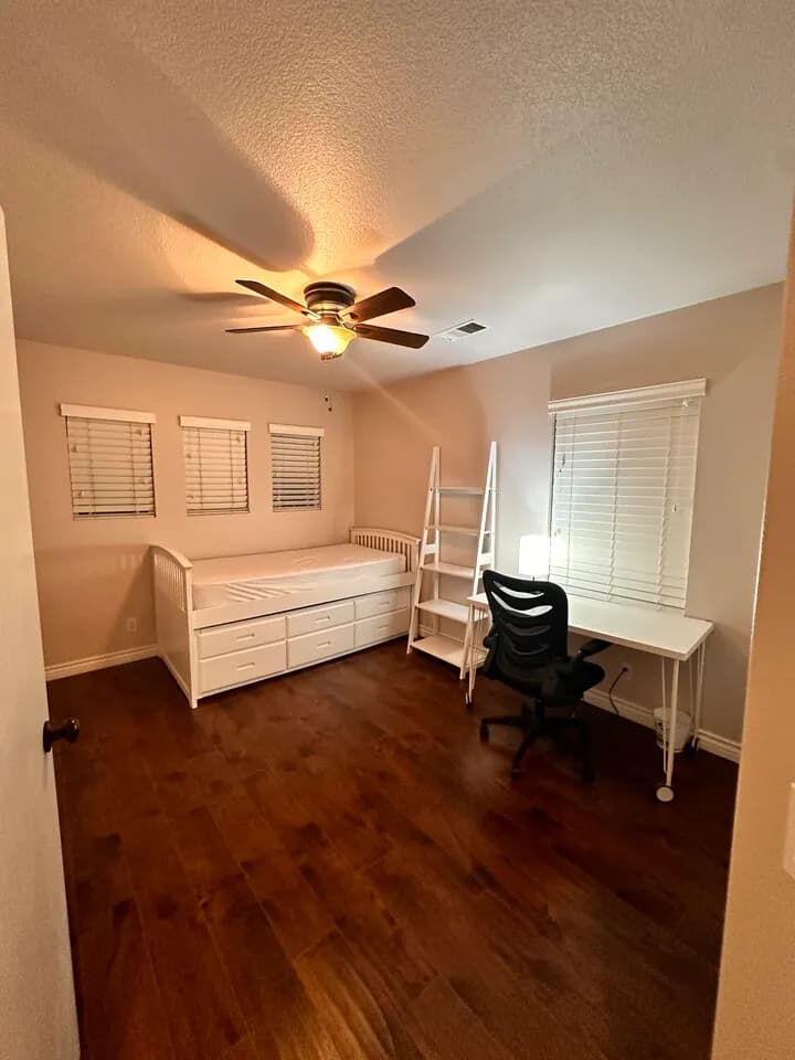 fullerton 에머리지하이츠 방1 렌트 (여자만 가능)
					룸메이트
					Fullerton