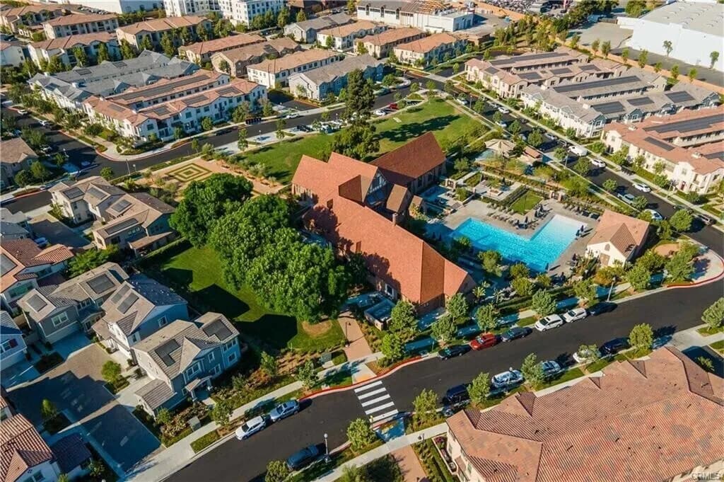 [위티어] 2021년생 Groves 리조트단지 업그레이드 2층타운홈
						Paid Solar, 2 master bedroom
						타운하우스  Whittier CA