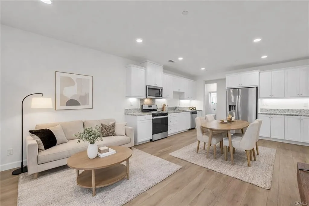 [위티어] 2021년생 Groves 리조트단지 업그레이드 2층타운홈
						Paid Solar, 2 master bedroom
						타운하우스  Whittier CA's preview 2