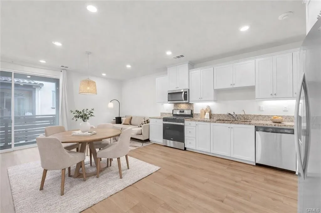 [위티어] 2021년생 Groves 리조트단지 업그레이드 2층타운홈
						Paid Solar, 2 master bedroom
						타운하우스  Whittier CA's preview 3