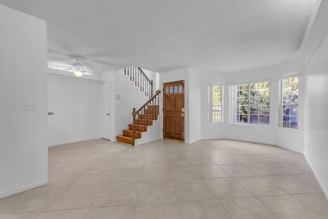 [Norwalk] 게이트단지 리모델링 타운홈
						하이실링, 넓은 페리오, 2 car attached 그라지
						타운하우스  Norwalk CA's preview 2