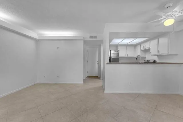 [Norwalk] 게이트단지 리모델링 타운홈
						하이실링, 넓은 페리오, 2 car attached 그라지
						타운하우스  Norwalk CA's preview 3