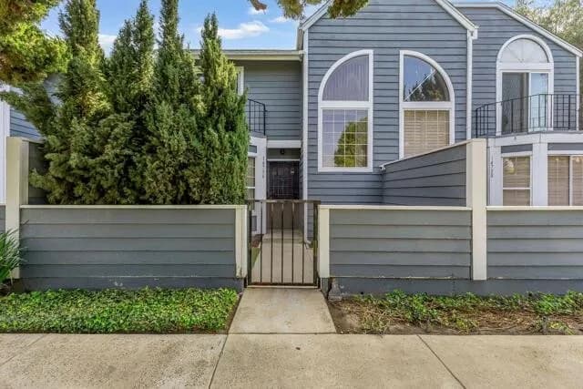 [Norwalk] 게이트단지 리모델링 타운홈
						하이실링, 넓은 페리오, 2 car attached 그라지
						타운하우스  Norwalk CA