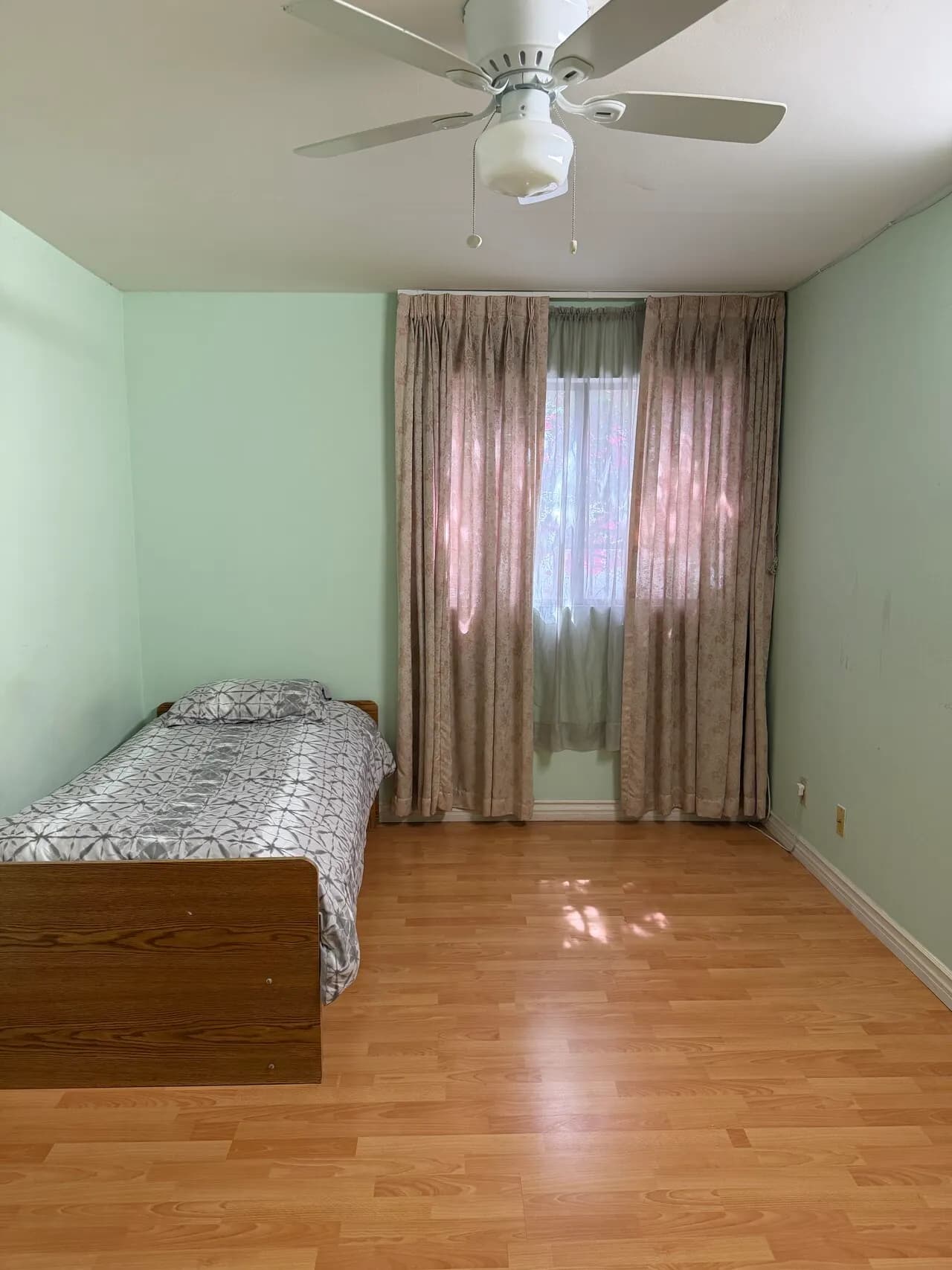 한인타운 콘도 방1+개인화장실, 주차 포함 렌트 $950-여성룸메이트 구함
					룸메이트
					Los Angeles