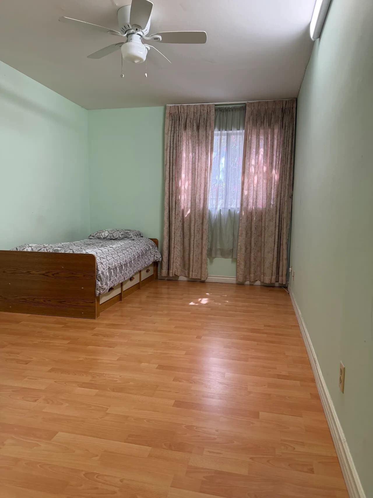 한인타운 콘도 방1+개인화장실, 주차 포함 렌트 $950-여성룸메이트 구함
					룸메이트
					Los Angeles's preview 1