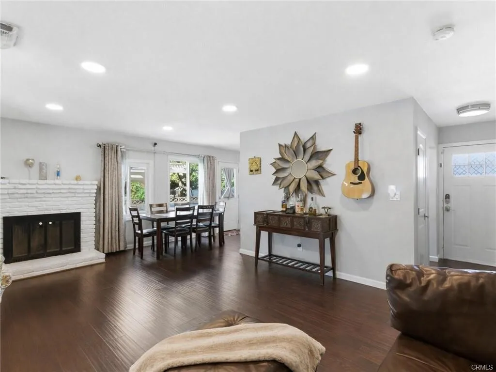 [라미라다] 조용한 주택가 리모델링 단층하우스
						Fully 리모델링, 넓은 뒷마당
						주택  La Mirada CA's preview 1