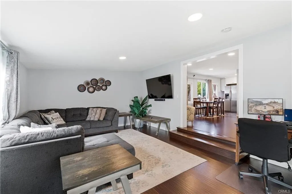 [라미라다] 조용한 주택가 리모델링 단층하우스
						Fully 리모델링, 넓은 뒷마당
						주택  La Mirada CA's preview 2