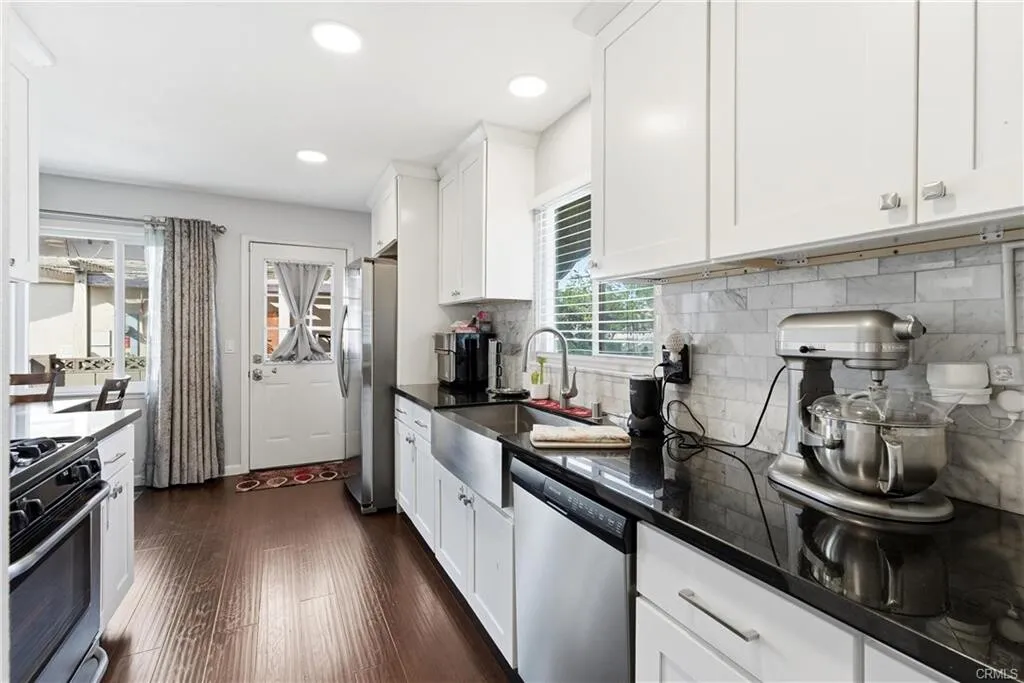 [라미라다] 조용한 주택가 리모델링 단층하우스
						Fully 리모델링, 넓은 뒷마당
						주택  La Mirada CA's preview 3