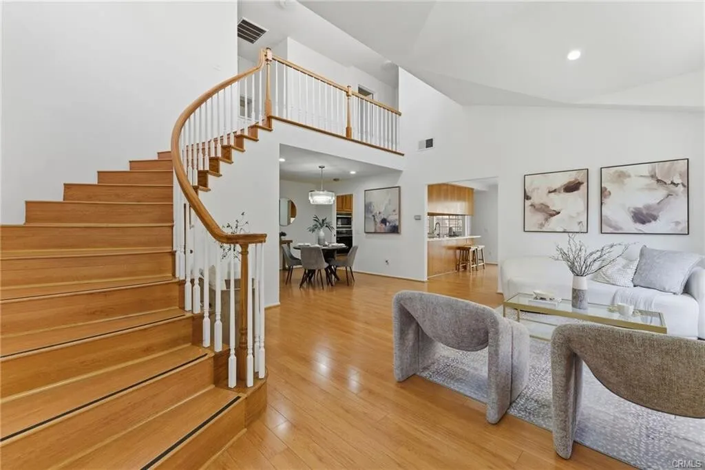 [세리토스] 게이트 리조트단지 리모델링 넓은 타운홈
						1961 SQFT, 넓은 뒷마당, 하이실링, ABC 학군, 코너집
						타운하우스  Cerritos CA's preview 1