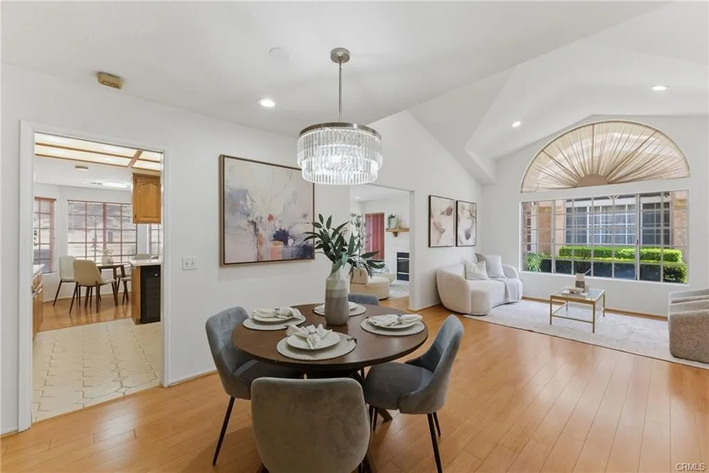 [세리토스] 게이트 리조트단지 리모델링 넓은 타운홈
						1961 SQFT, 넓은 뒷마당, 하이실링, ABC 학군, 코너집
						타운하우스  Cerritos CA's preview 3