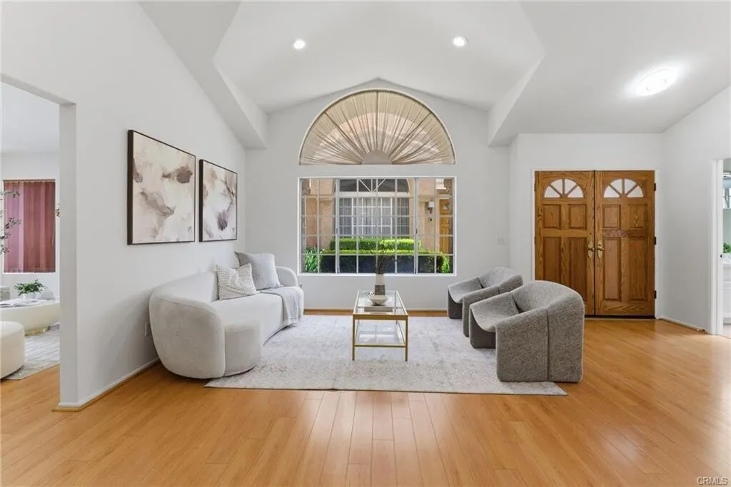 [세리토스] 게이트 리조트단지 리모델링 넓은 타운홈
						1961 SQFT, 넓은 뒷마당, 하이실링, ABC 학군, 코너집
						타운하우스  Cerritos CA's preview 2