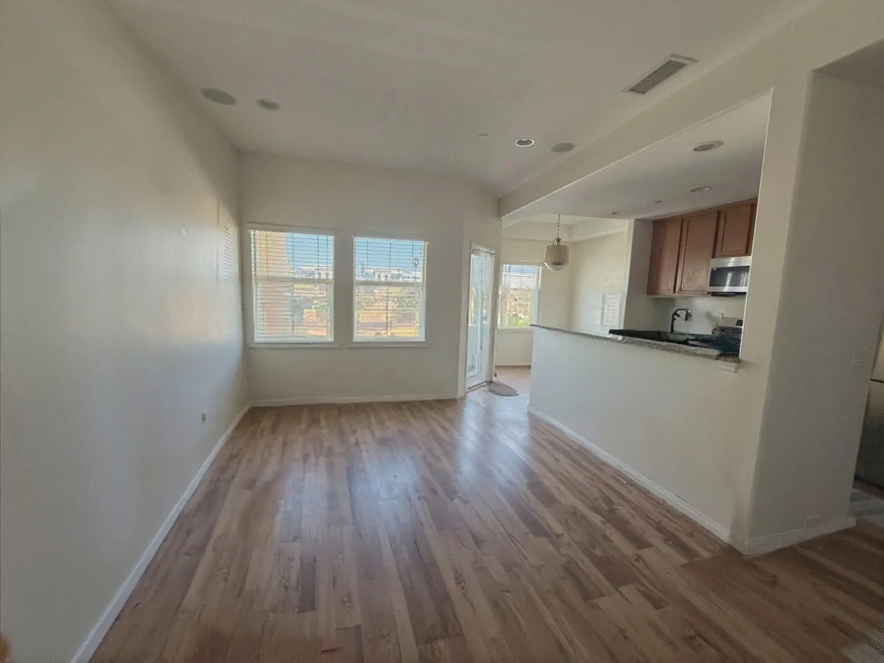 Torrance 2 BED , 1.5 BATH 같이 쓰실 여성 룸메 구해요.
					룸메이트
					Torrance