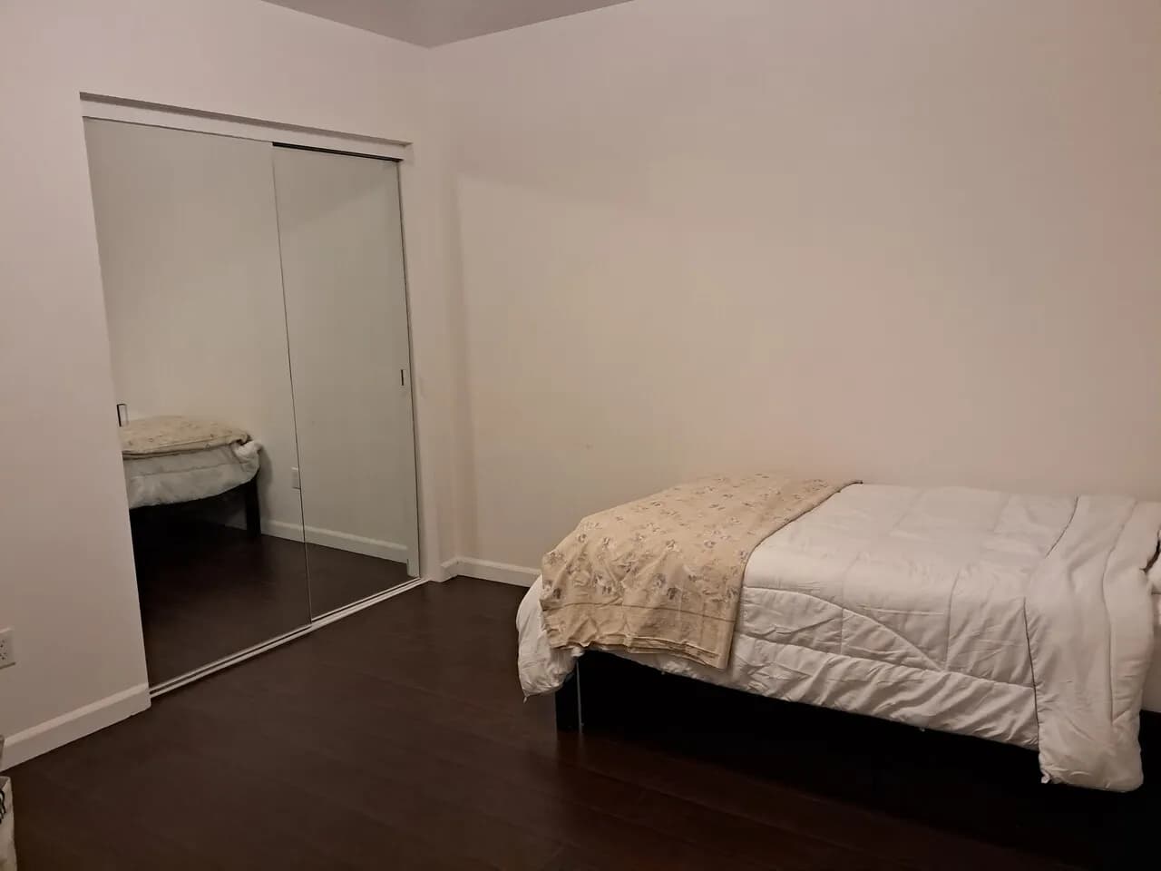 CONDO PANTHOUSE 에 딸린 one BED $900
					룸메이트
					Los Angeles's preview 1