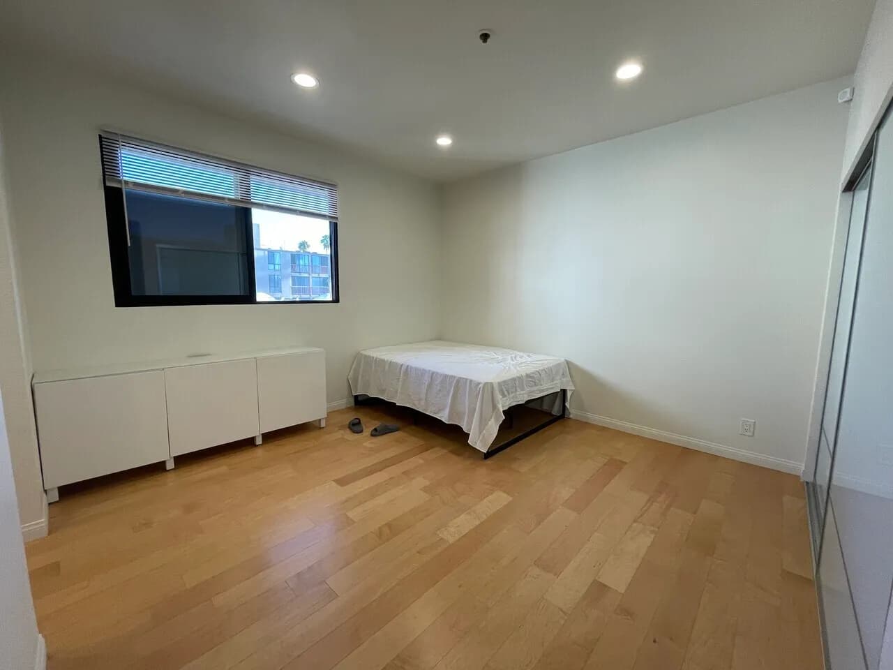 한인타운 중심가 콘도 2 bed 2 bath, 주차 2대, EV 충전포함 $2,800
					콘도
					Los Angeles's preview 2