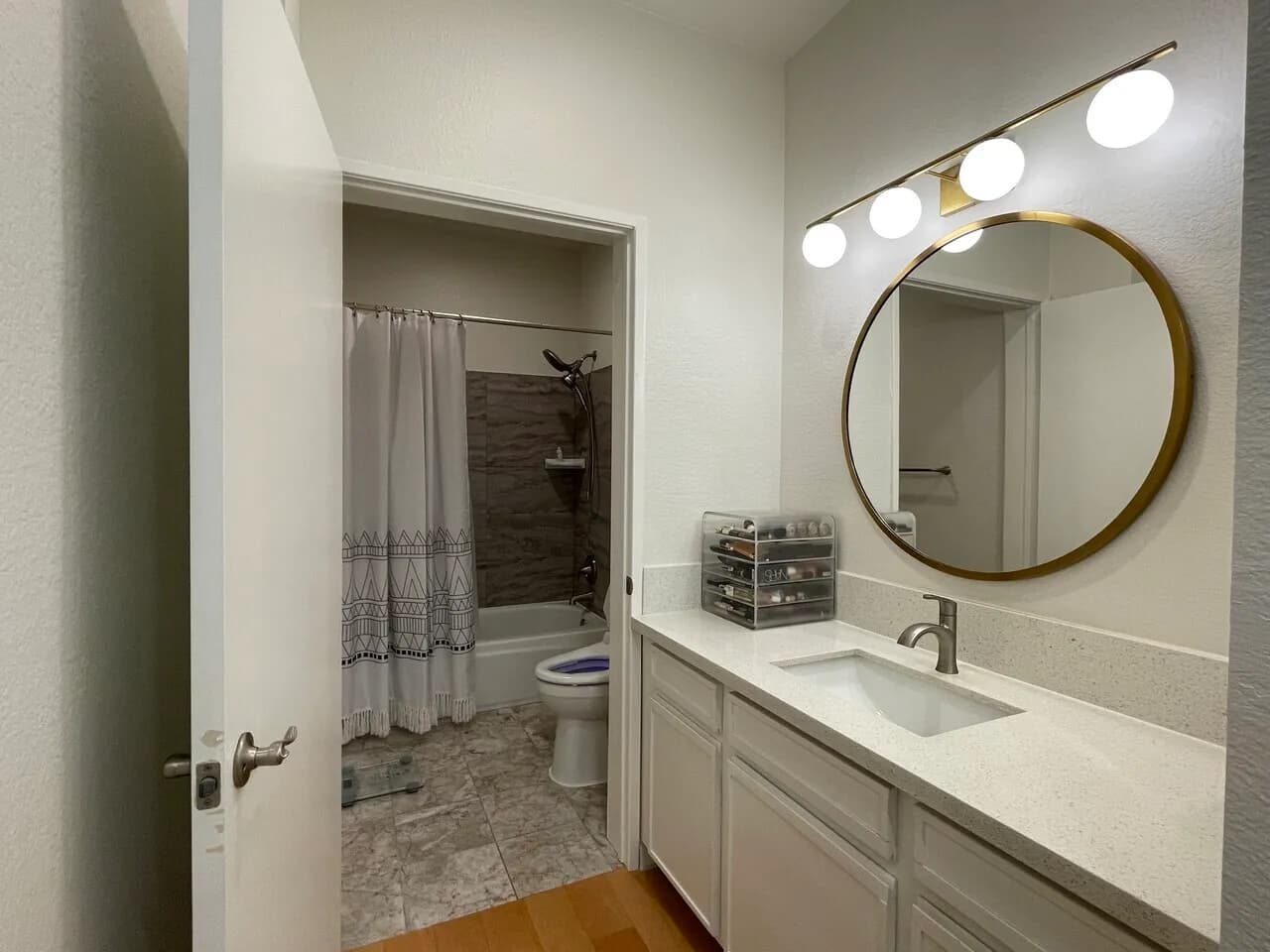 한인타운 중심가 콘도 2 bed 2 bath, 주차 2대, EV 충전포함 $2,800
					콘도
					Los Angeles's preview 3