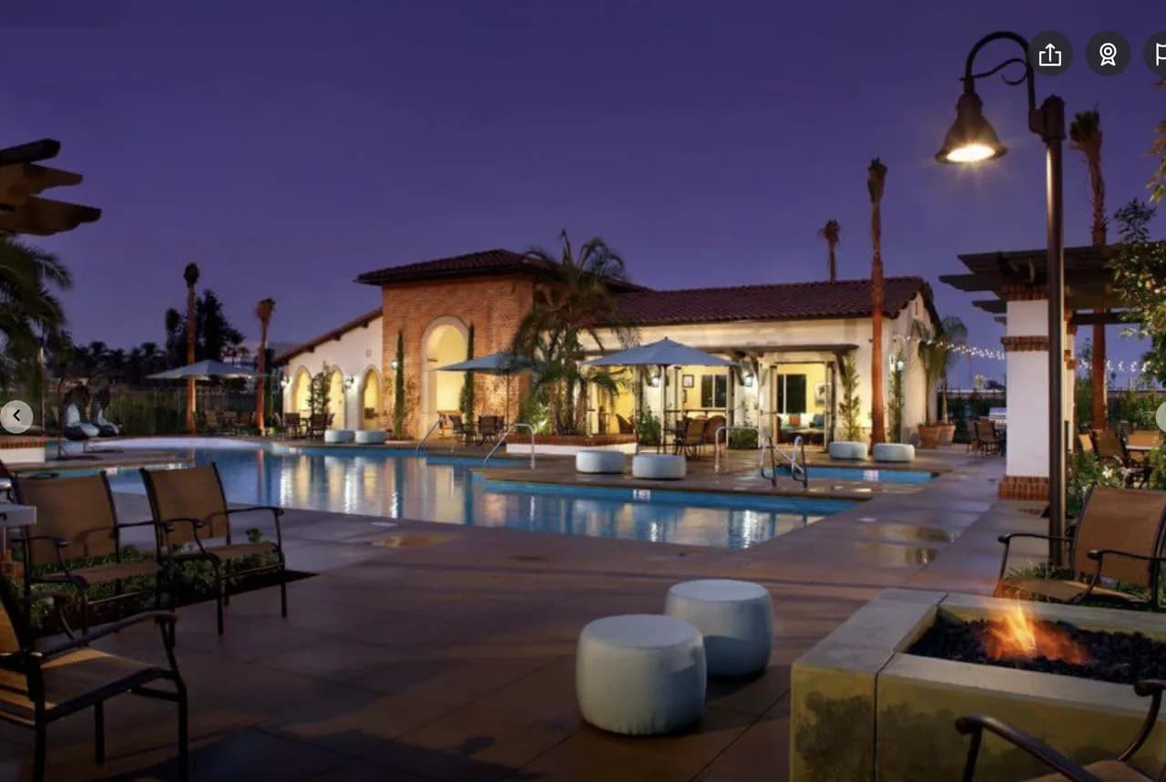 Female Roommate(Working professional )
					룸메이트
					Anaheim(packing House Area)