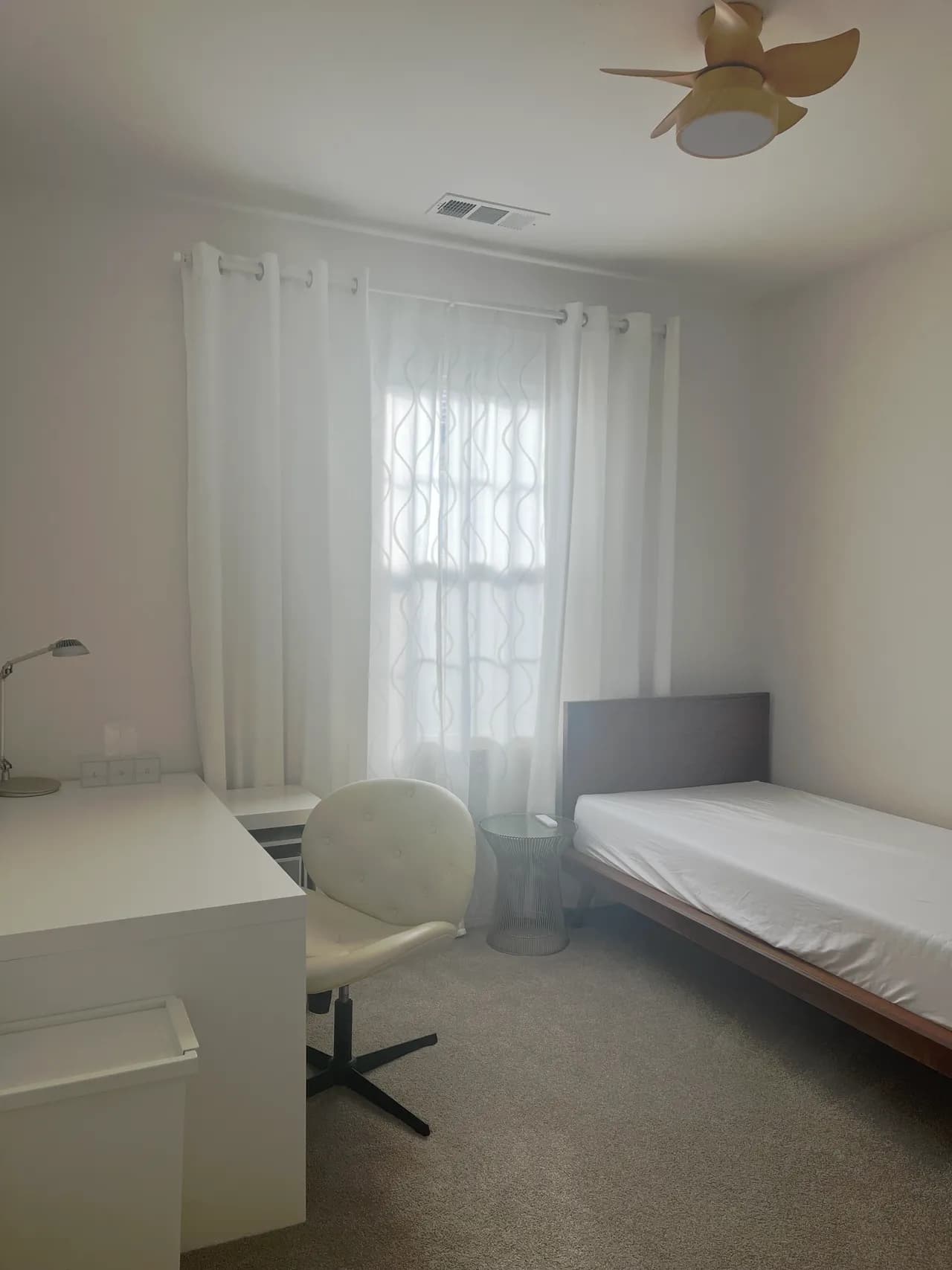 Female Roommate(Working professional )
					룸메이트
					Anaheim(packing House Area)'s preview 1