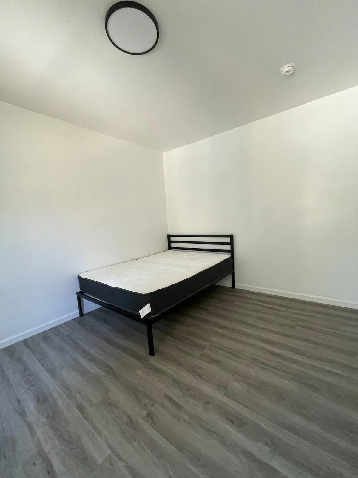 깨끗하고 조용한한타 룸메이트랜트$1100 쉐여베쓰 850 3bed 2bath 올림픽버몬
					룸메이트
					한인타운's preview 1